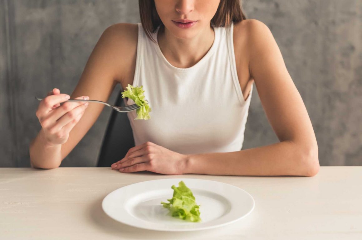 Para corpo definido, australiana corta dieta restritiva e passa a comer mais