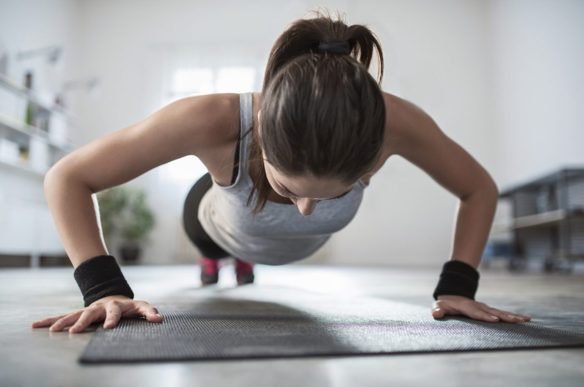 Treinar em casa: confira 4 exercícios para você praticar