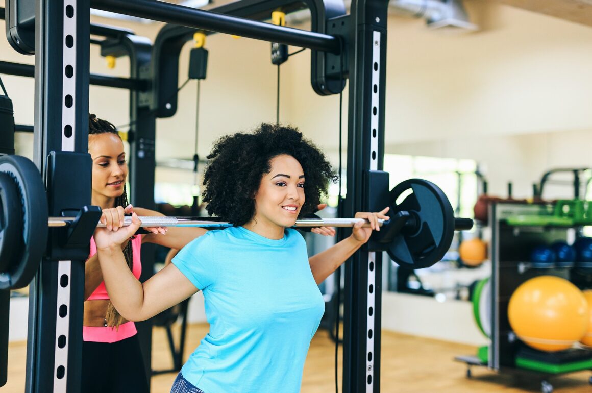 Musculação feminina: quais são os benefícios do treino de força?